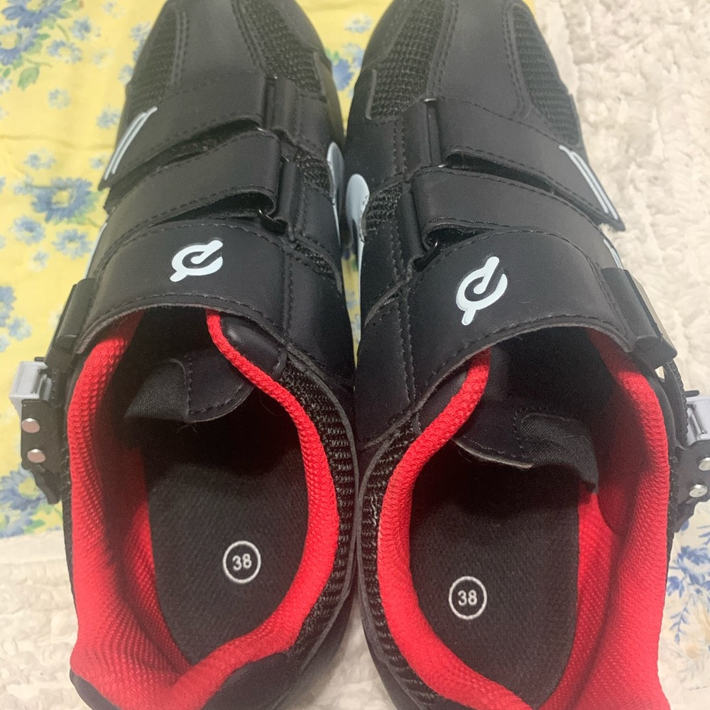Size 38 black peloton clip in shoes
